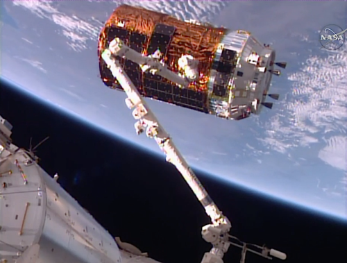 HTV-6 being catched by the ISS robotic arm on Dec 13 - ©NASA TV/Spaceflight Now